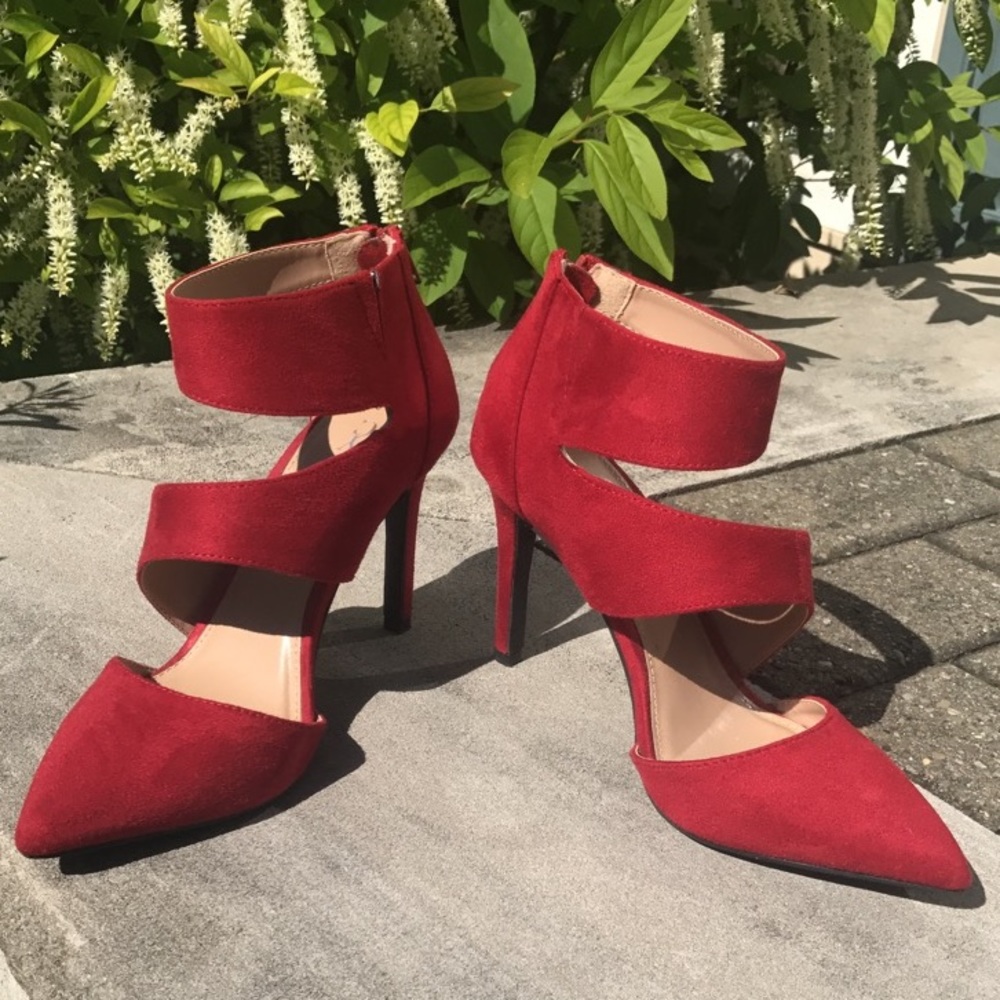 EUC! NYCO Cherry red microfiber suede 4" heels sz9